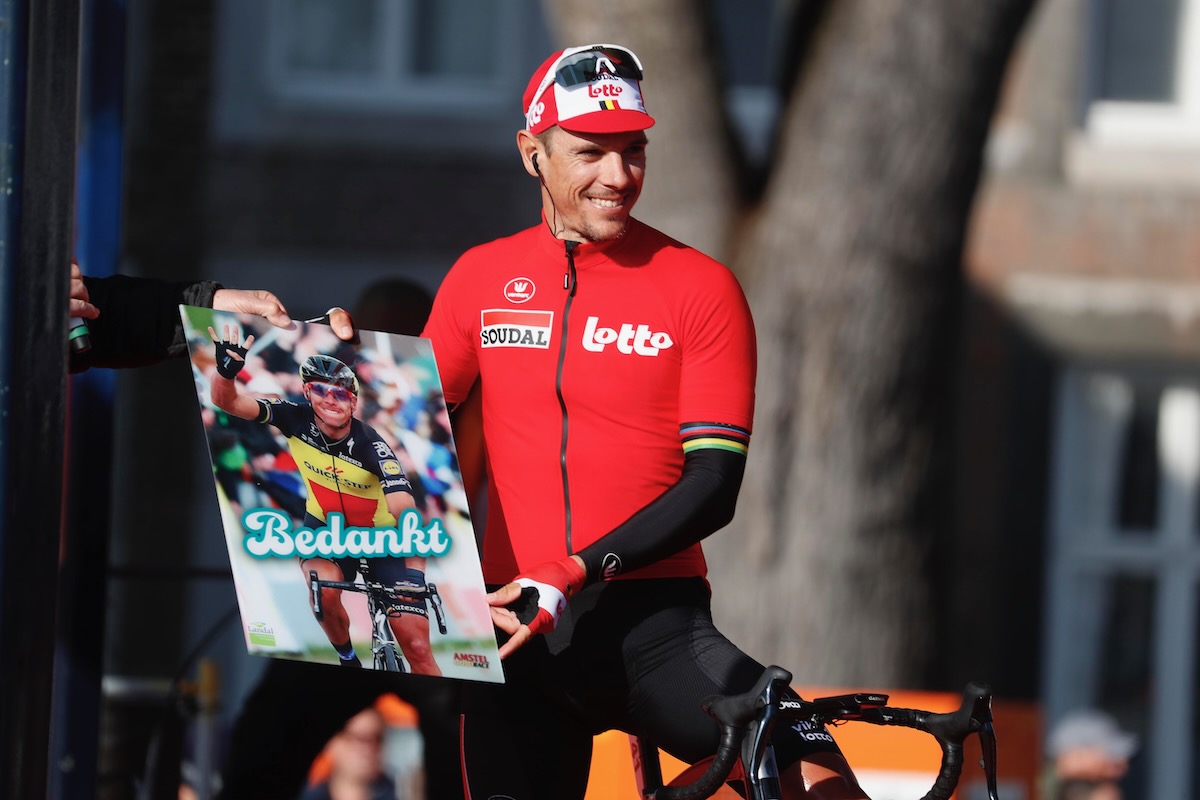 最終参戦となるフィリップ・ジルベール(ベルギー、ロット・スーダル)に記念品が渡された