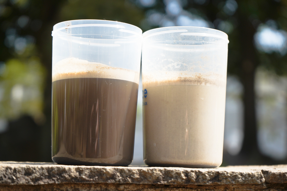 左が水で溶かした物、右は牛乳と合わせたゴールデンアイソレートほうじ茶味