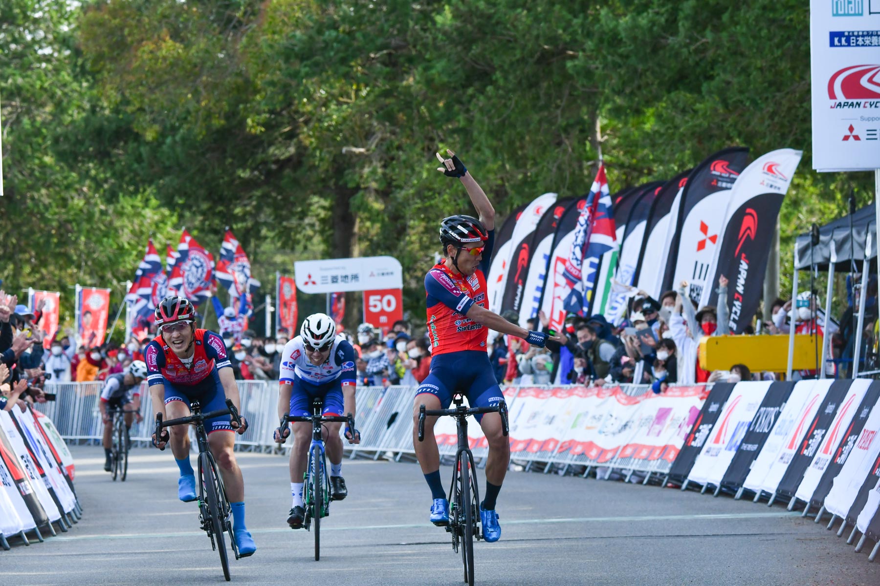 ゴールで差し切った小野寺玲(宇都宮ブリッツェン)がロードレースで初優勝を飾った