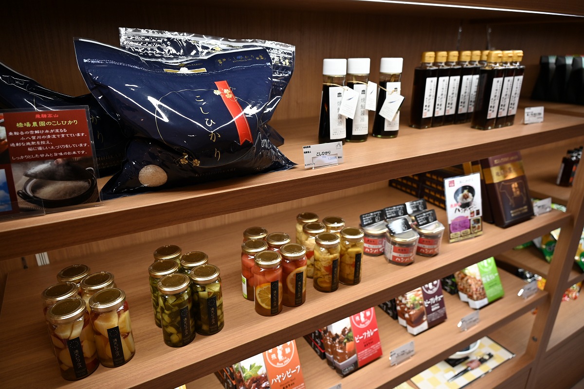 ギフトショップでは、岐阜県の食や工芸などの名品を販売