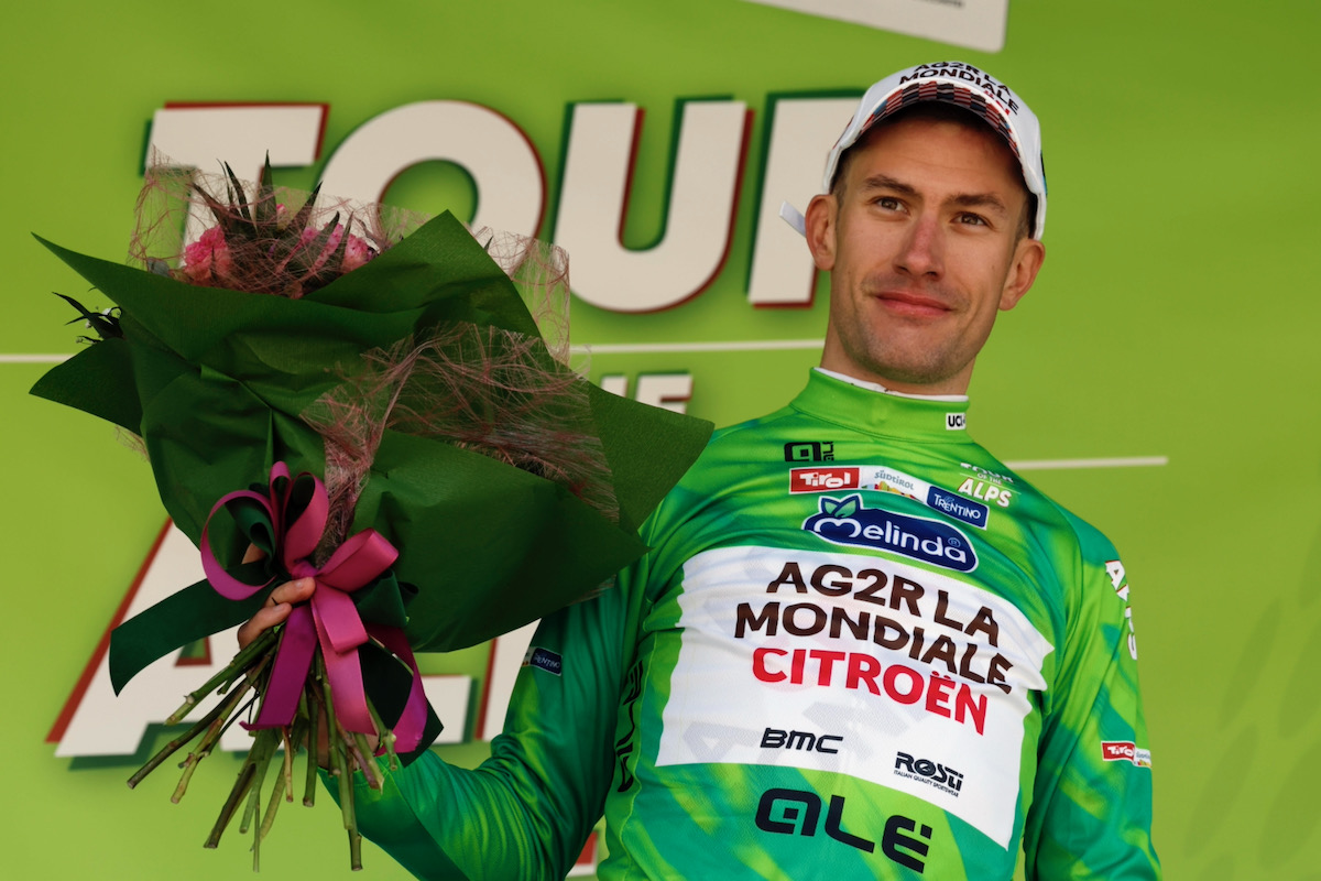 区間優勝と共にリーダージャージと山岳賞ジャージを獲得したジョフレ・ブシャール（フランス、AG2Rシトロエン）