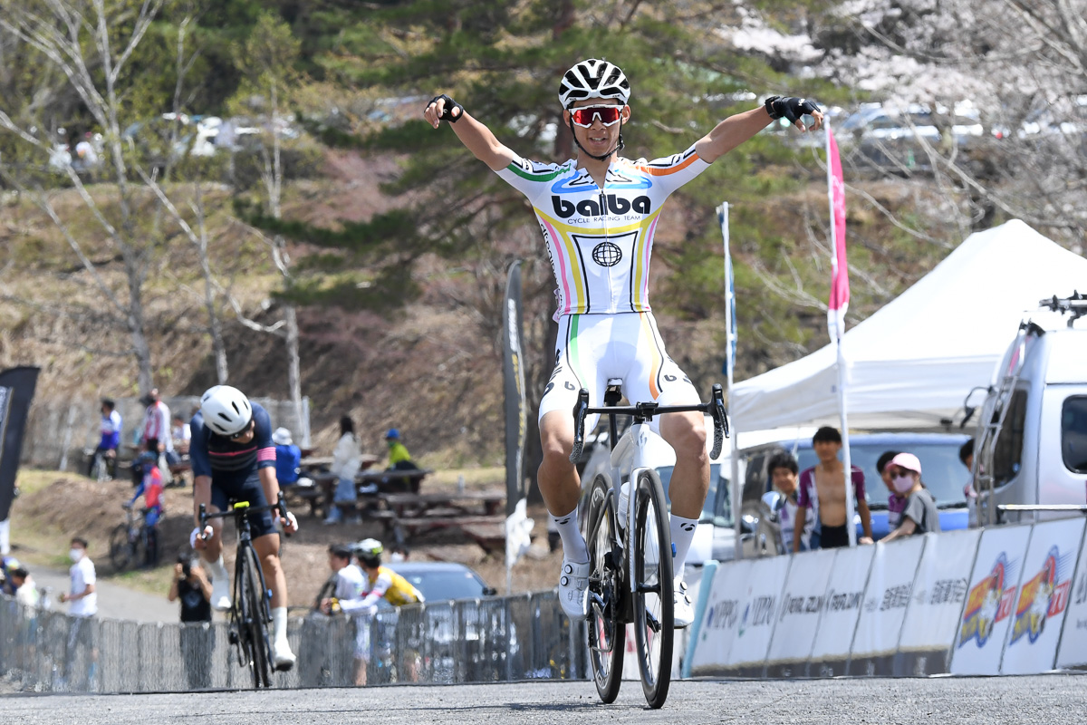 E1優勝　寺崎武郎（バルバサイクルレーシングクラブ）がアタック