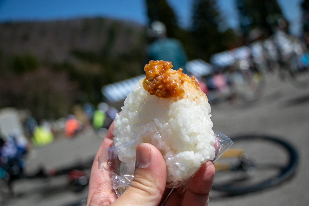 白おにぎりに郷土味噌をつけて頂く。AACRの人気エイドだ