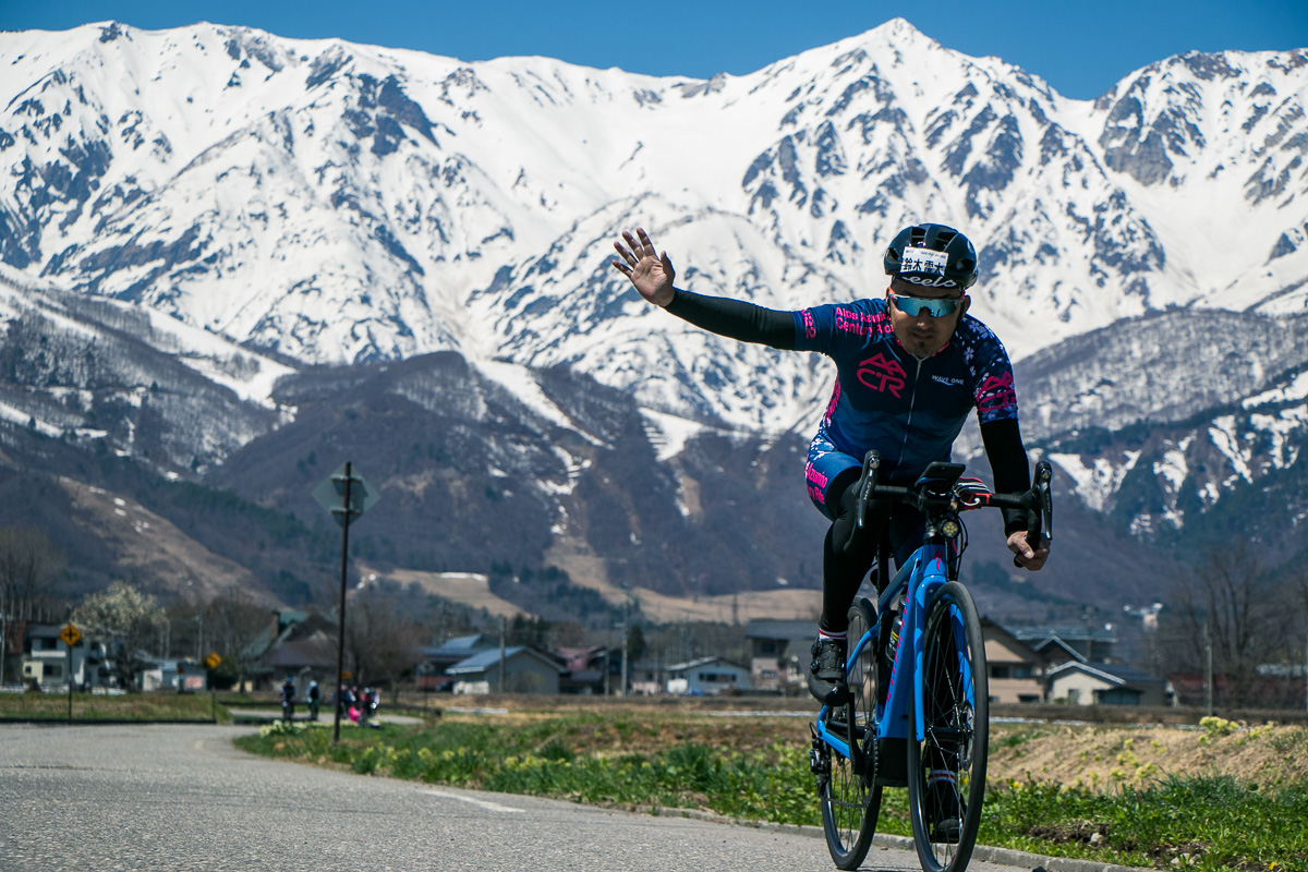 160kmコースを参加者と共に走った鈴木雷太さん