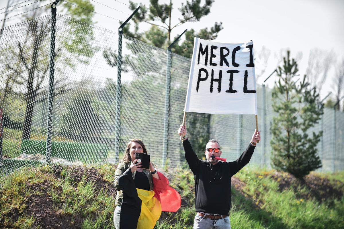 最後のリエージュを走るフィリップ・ジルベール（ベルギー、ロット・スーダル）に感謝を伝えるファン