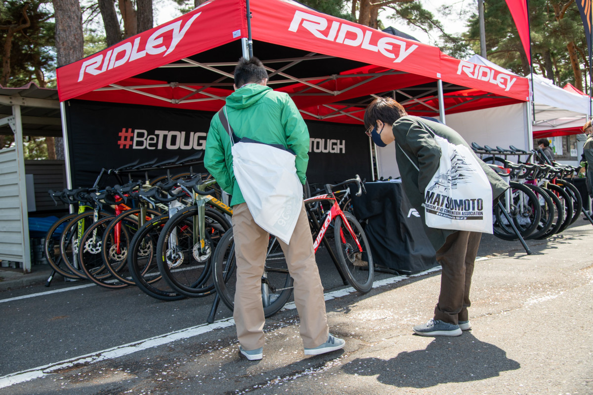 リドレーの最新バイクに興味津々