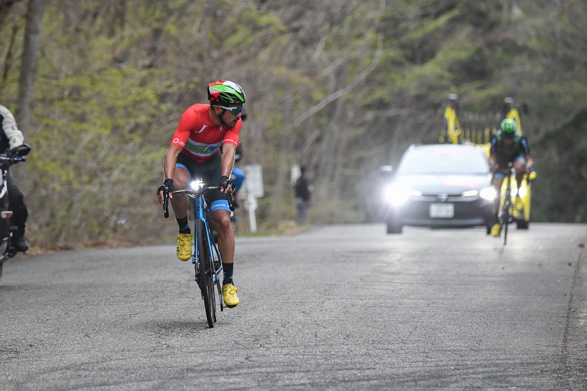 残り1km 遅れたレオネル・キンテロ（マトリックスパワータグ）を待つ小林海（マトリックスパワータグ）