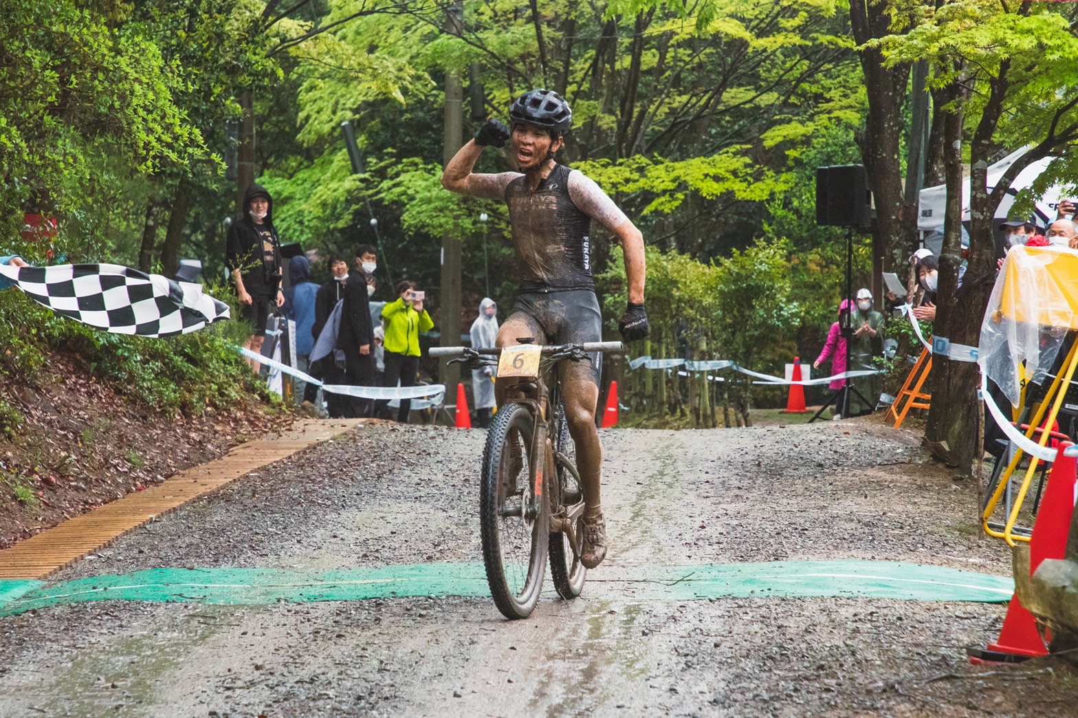 雨の難コンディションレースを制した竹内遼（FUKAYA RACING）