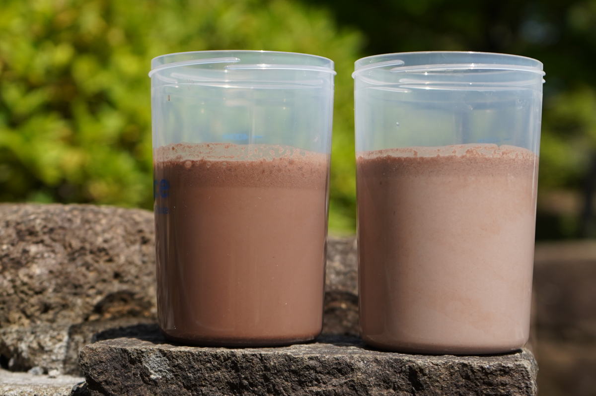 水で溶かした場合（左）は濃いココアのような見た目で、牛乳で溶かした時（右）は甘いミルクココアのよう