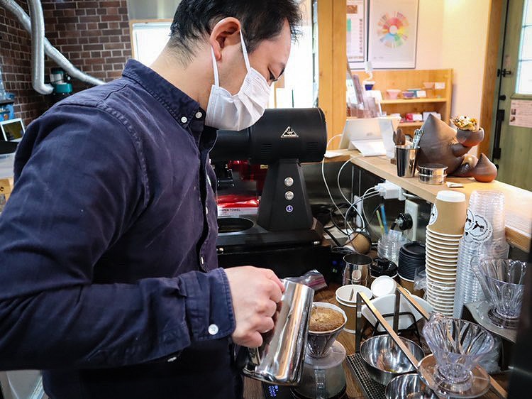 栗原coffeeの店主の栗原健さんによるコーヒーテイスティングを体験できる