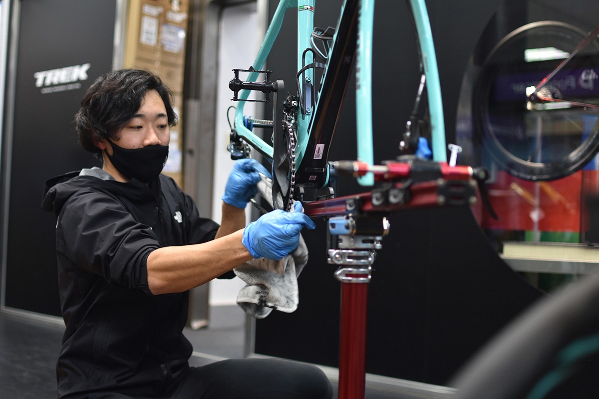 ワイズロード東大和店で洗車デモンストレーションを行う