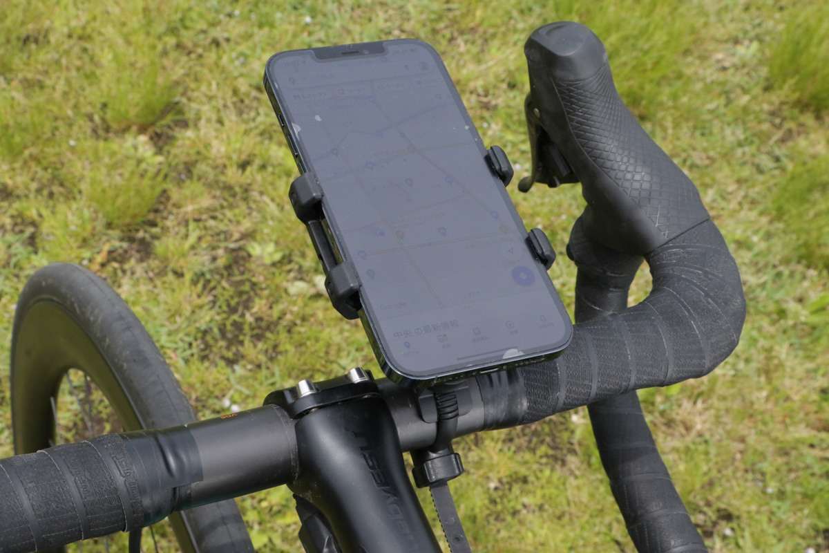 ハンドルバーにスマホを装着できるUniversal Phone ClampとUniversal Bike Mountの組み合わせ