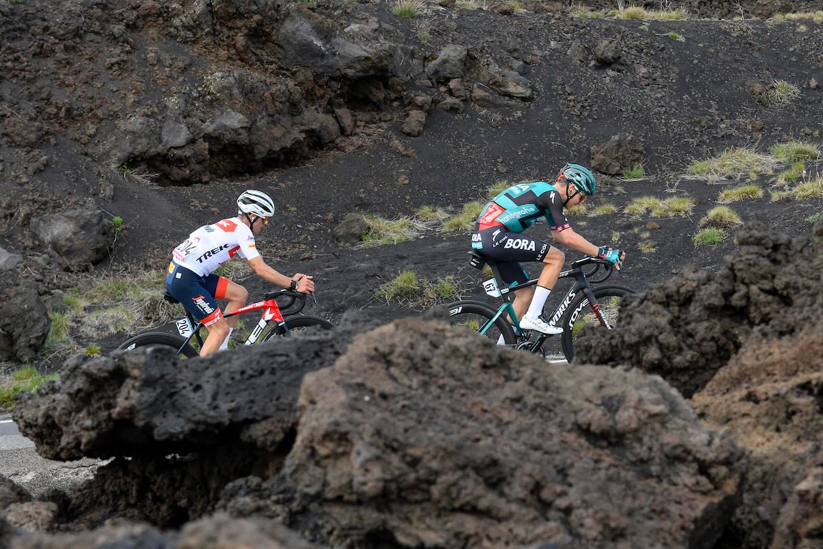 火山岩が転がる山頂付近を逃げるケムナとロペス