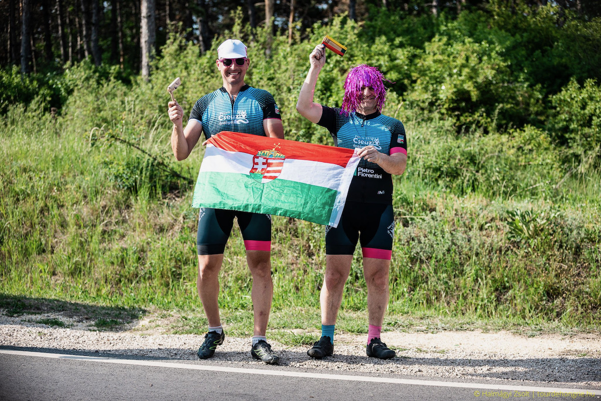 選手たちを歓迎する地元ハンガリーの自転車ファン