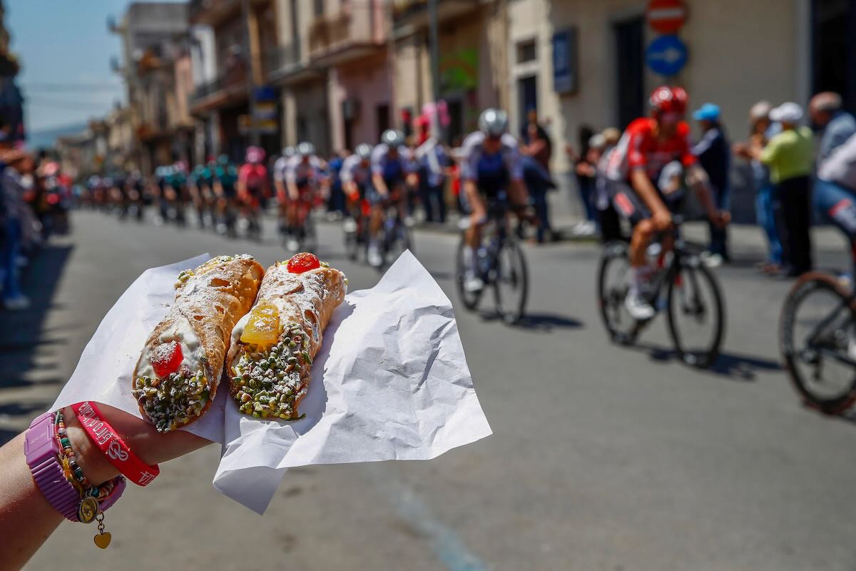 シチリアの伝統菓子カンノーロを片手に応援
