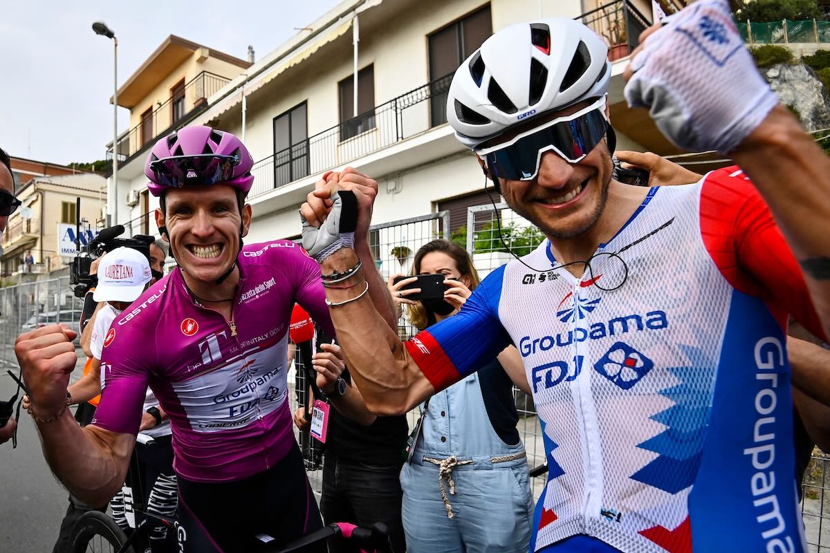 勝利を喜ぶアルノー・デマール（フランス、グルパマFDJ）とジャコポ・グアルニエーリ（イタリア）