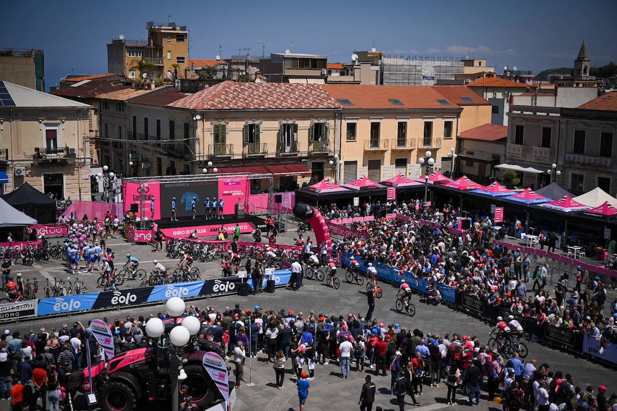 ジロはイタリア本土に上陸。パルミのスタート地点がピンクに染まった