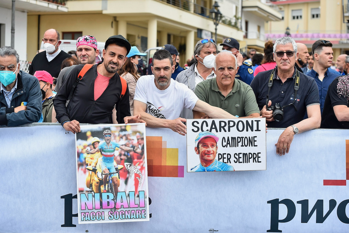 引退を発表したヴィンチェンツォ・ニバリ（イタリア、アスタナカザフスタン）への感謝と、スカルポーニへの思いを伝える地元サポーター