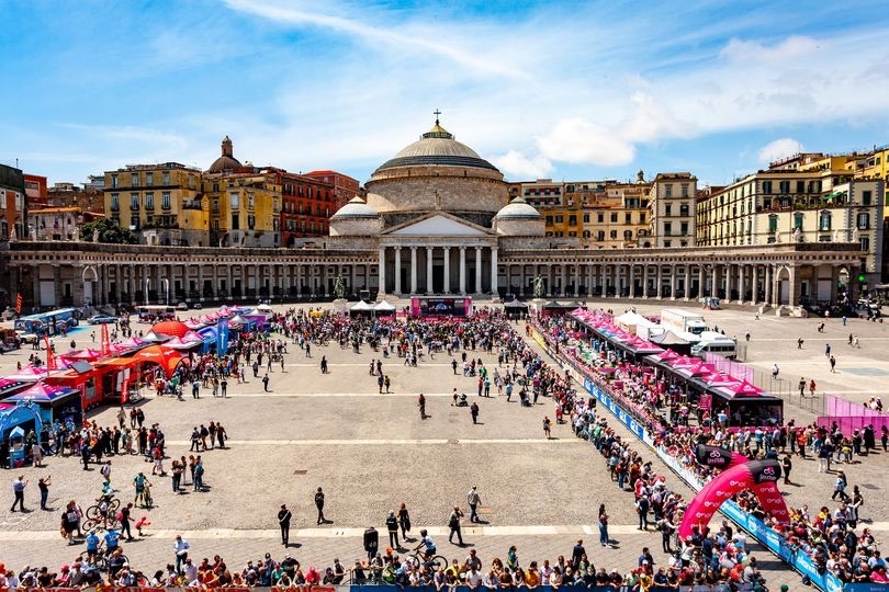 ジロ8日目の舞台となったナポリ。プレビシート広場がピンクに染まった