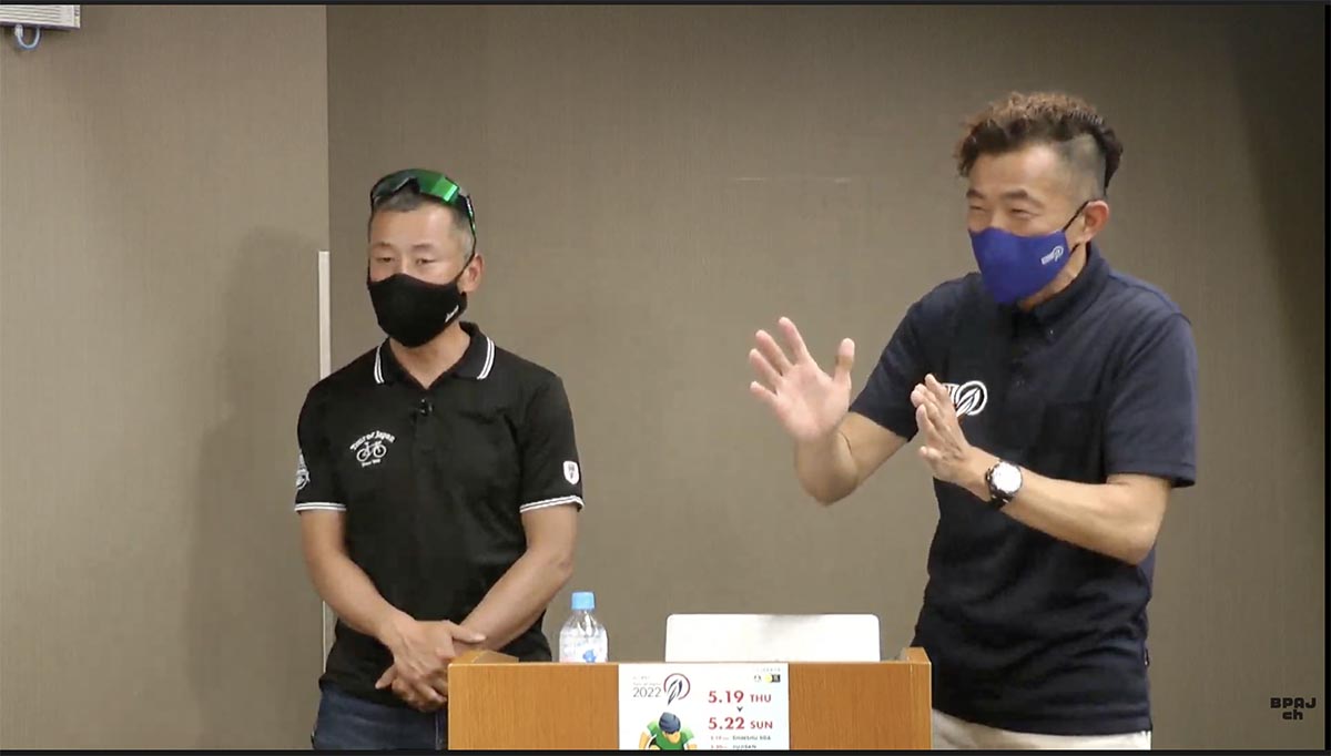 記者会見の司会はMCアリー氏と、ステージアンバサダーの福島晋一氏(左)