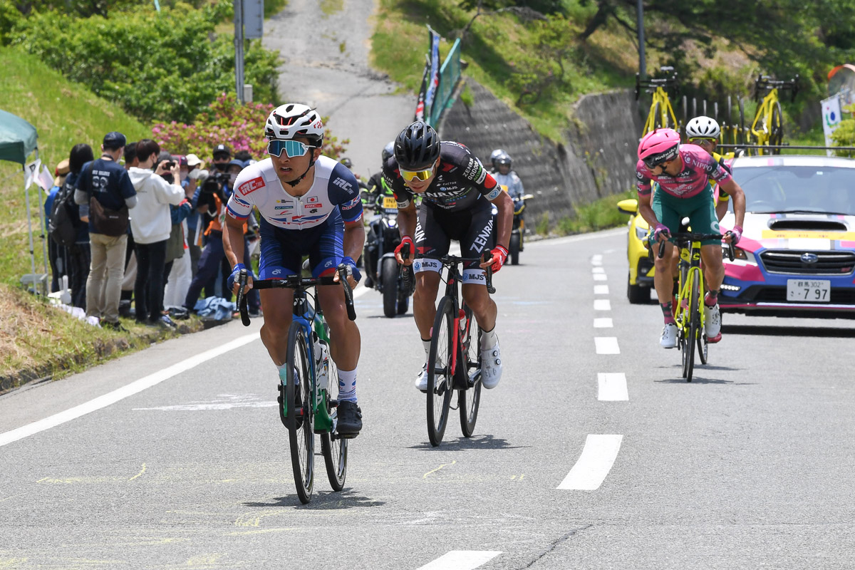 5周目に形成された4名の先頭集団 登りで仕掛ける山本元喜(キナンレーシングチーム)