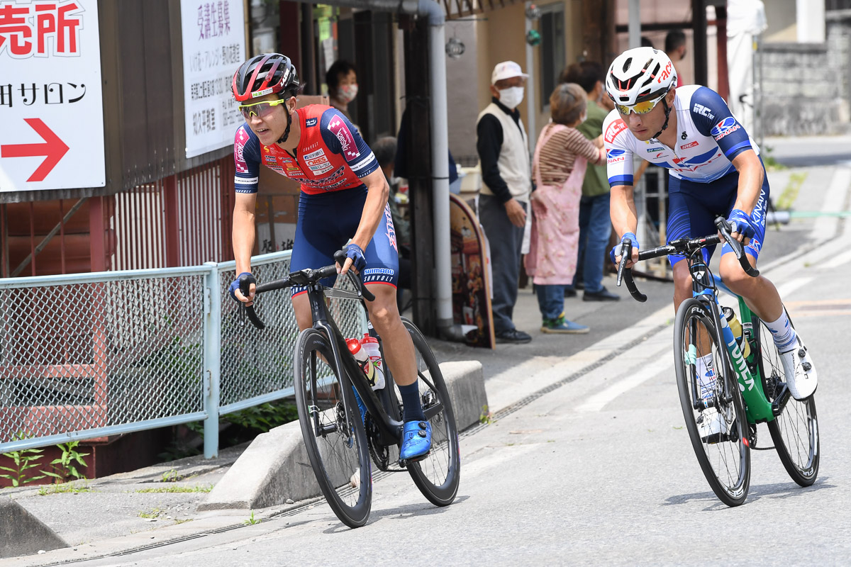 先行したダイボールを追う宮崎泰史(宇都宮ブリッツェン)と山本大喜(キナンレーシングチーム)