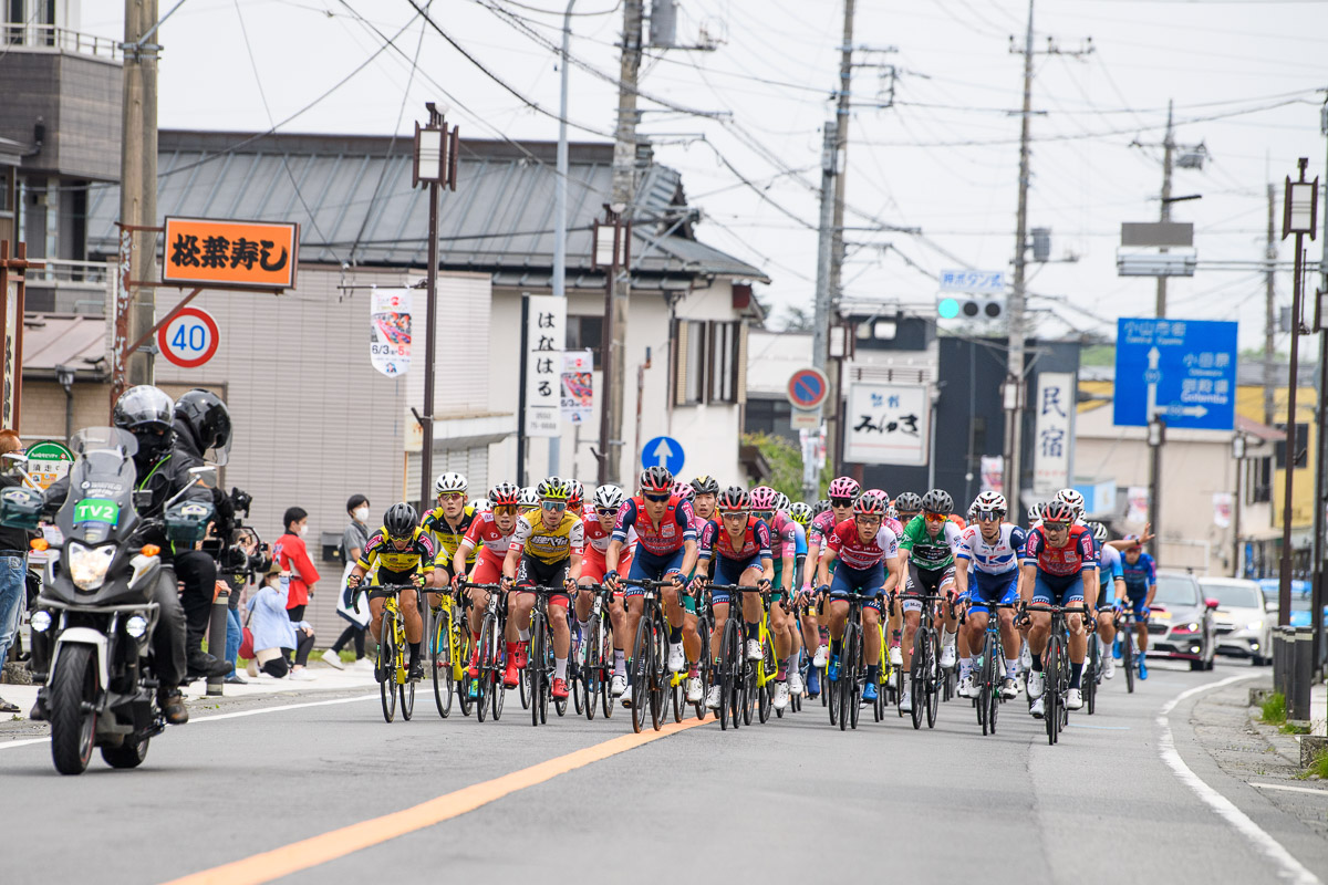 ペースを上げて小山町市街を進むメイン集団