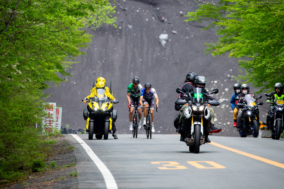 ふじあざみラインの中間点「馬返し」に差し掛かるチーム右京の2人