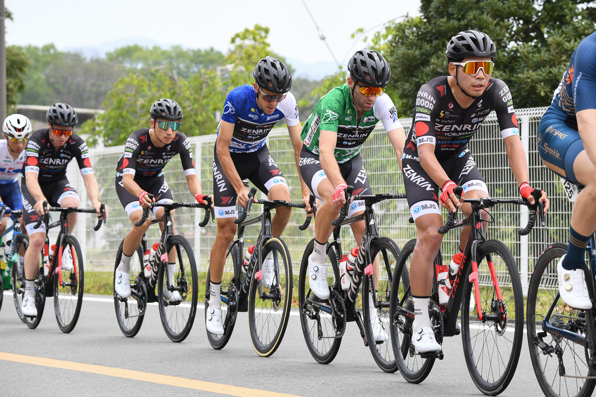 チーム右京躍進を支えた石橋学（写真先頭）と小石祐馬（写真前から4人目）