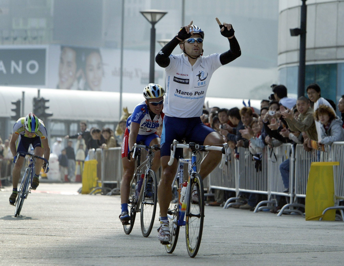 コルナゴDREAMを駆り、2004年の香港サイクルクラシックで優勝した三船雅彦(マルコポーロ)