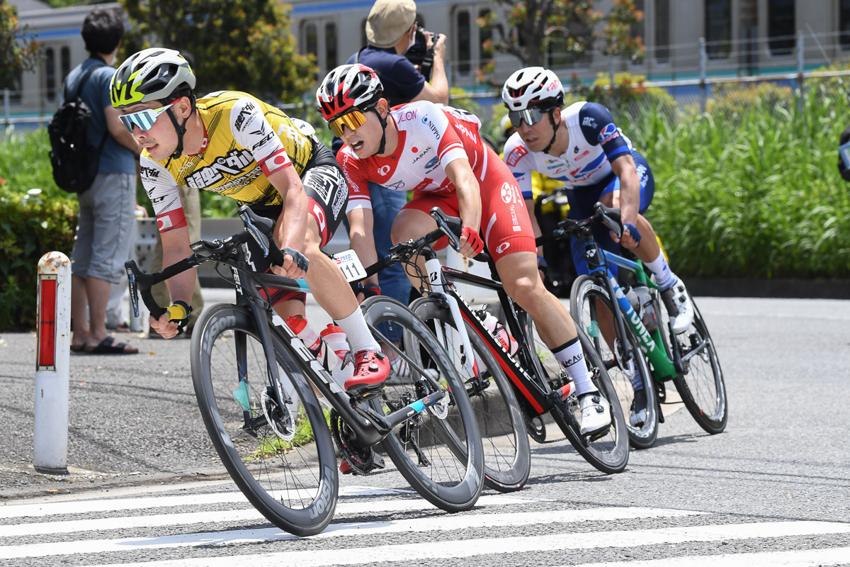 入部正太朗(弱虫ペダルサイクリングチーム)、山田拓海(日本ナショナルチーム)、新城雄大(キナンレーシングチーム)の3名が追走