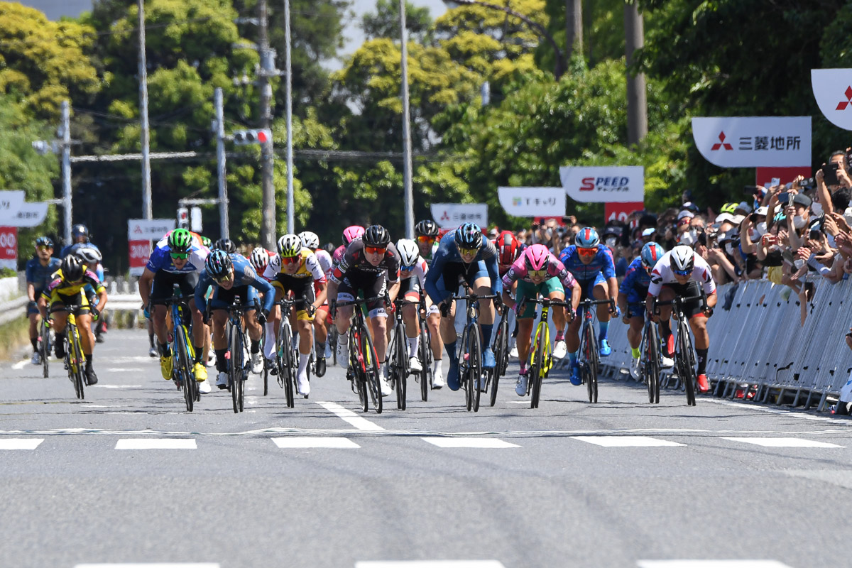 沢田桂太郎(スパークルおおいた)にレイモンド・クレダー(チーム右京)が並びかける