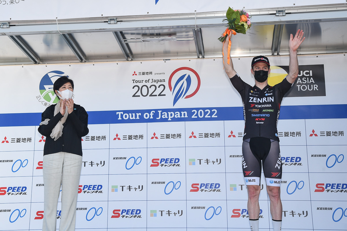 ステージ優勝のレイモンド・クレダー(チーム右京)を、小池百合子都知事が祝福