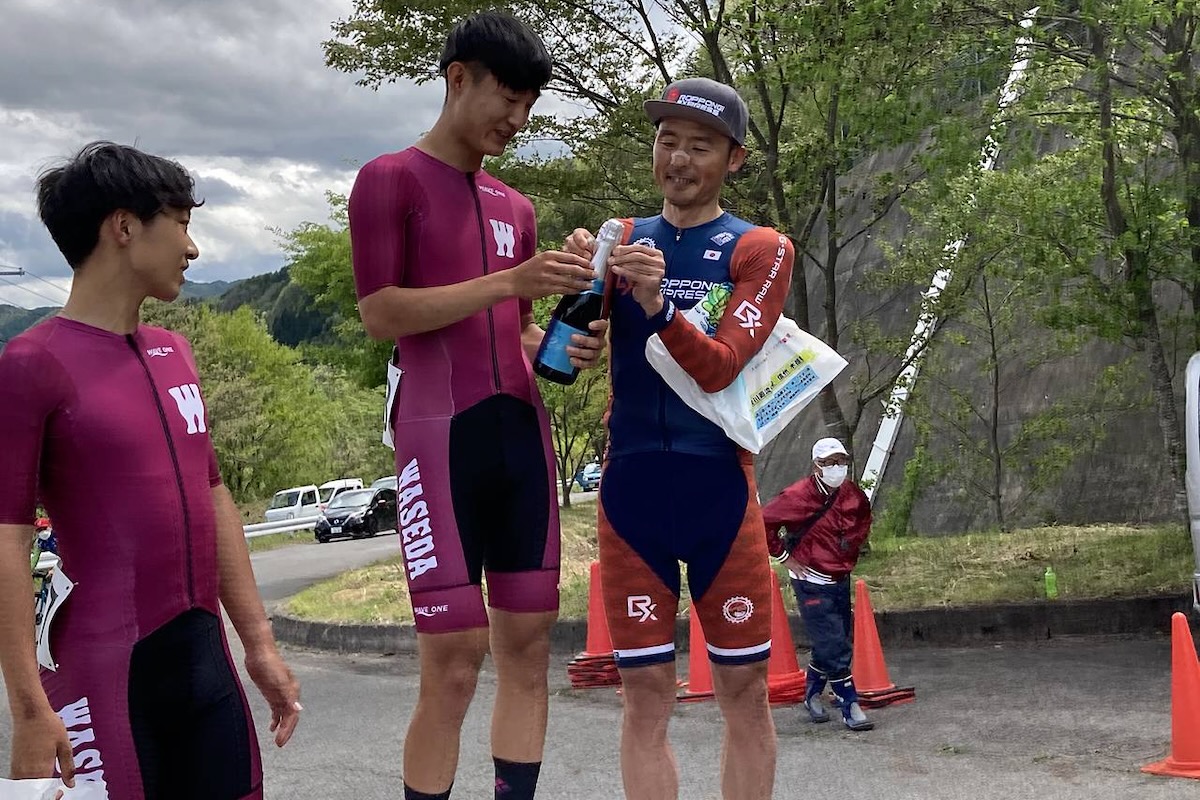 シャンパン初体験の神村に高岡が栓の開け方を伝授