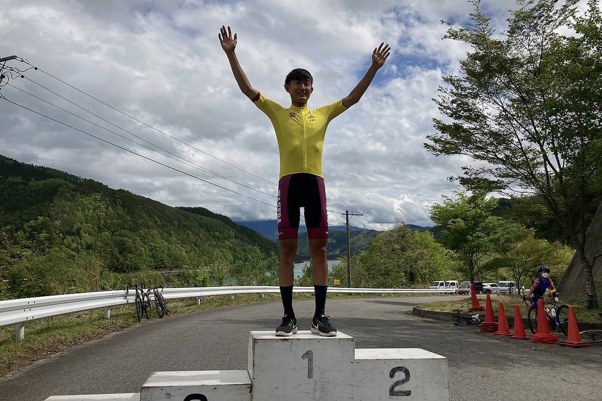 ステージ1A後、総合リーダージャージを手にした神村泰輝(早稲田大学)