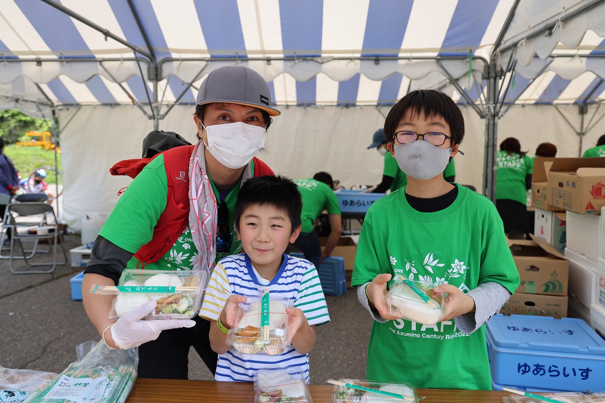 子供たちが笑顔でおにぎりセットを手渡してくれた