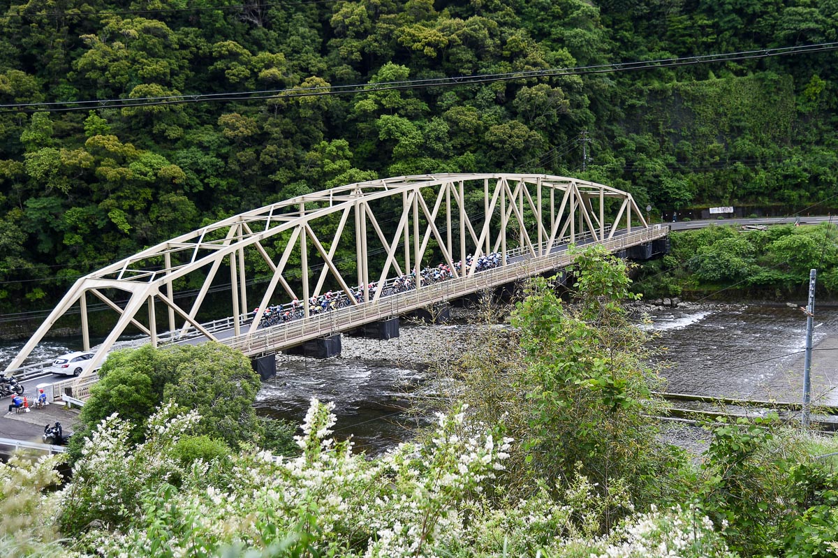 赤木川にかかる橋を渡っていく集団