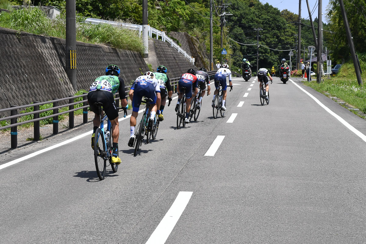 残り10kmを前に牽制とアタックが繰り返される先頭集団