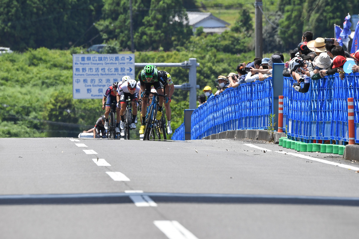 フィニッシュへの登りに先頭で現れたのはレオネル・キンテロ（マトリックスパワータグ）