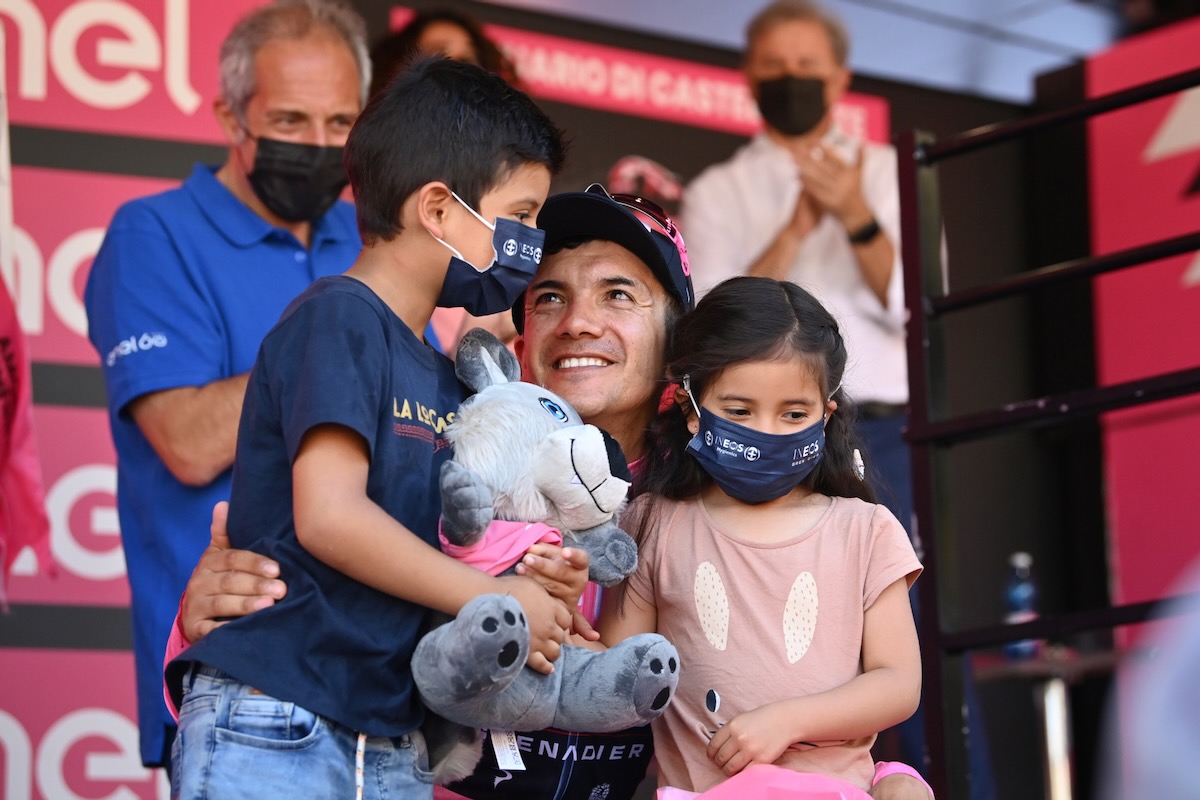 2人の子供を表彰台に上げたリチャル・カラパス(エクアドル、イネオス・グレナディアーズ)