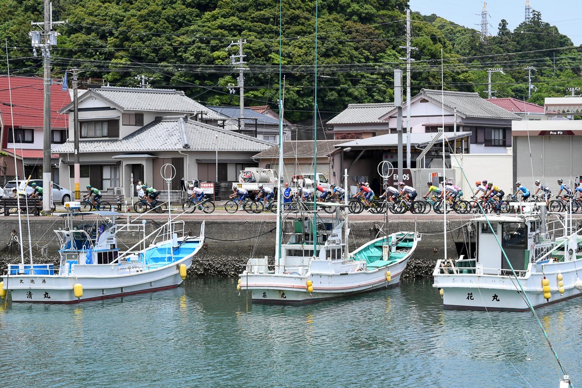 太地漁港を抜けていく集団