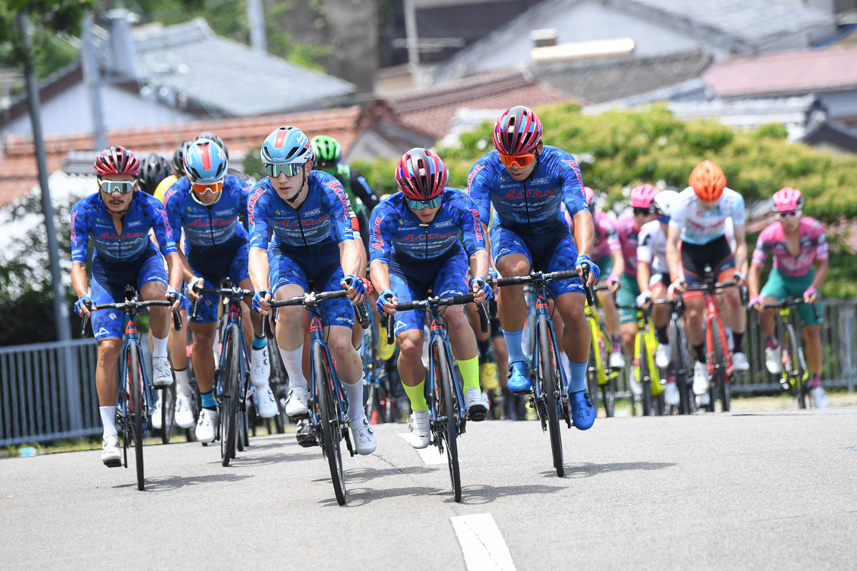 レース終盤 愛三工業レーシングチームが集団をペースアップさせる