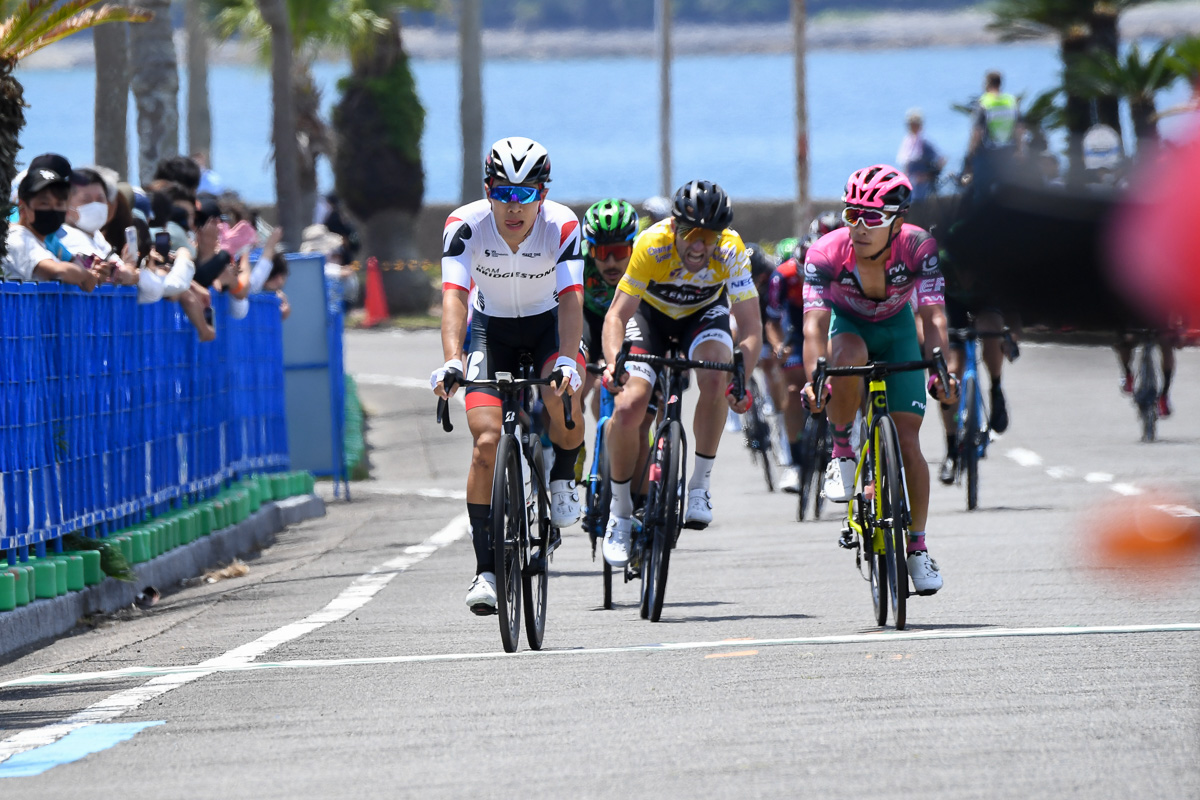 メイン集団は松田祥位(チームブリヂストンサイクリング)を先頭にフィニッシュ