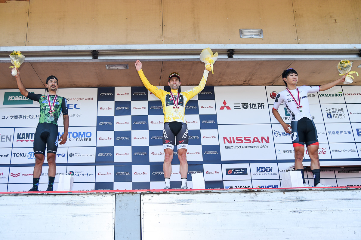 個人総合優勝はネイサン・アール(チーム右京、中央)、2位 松田祥位(チームブリヂストンサイクリング、右)、3位 小林海(マトリックスパワータグ、左)