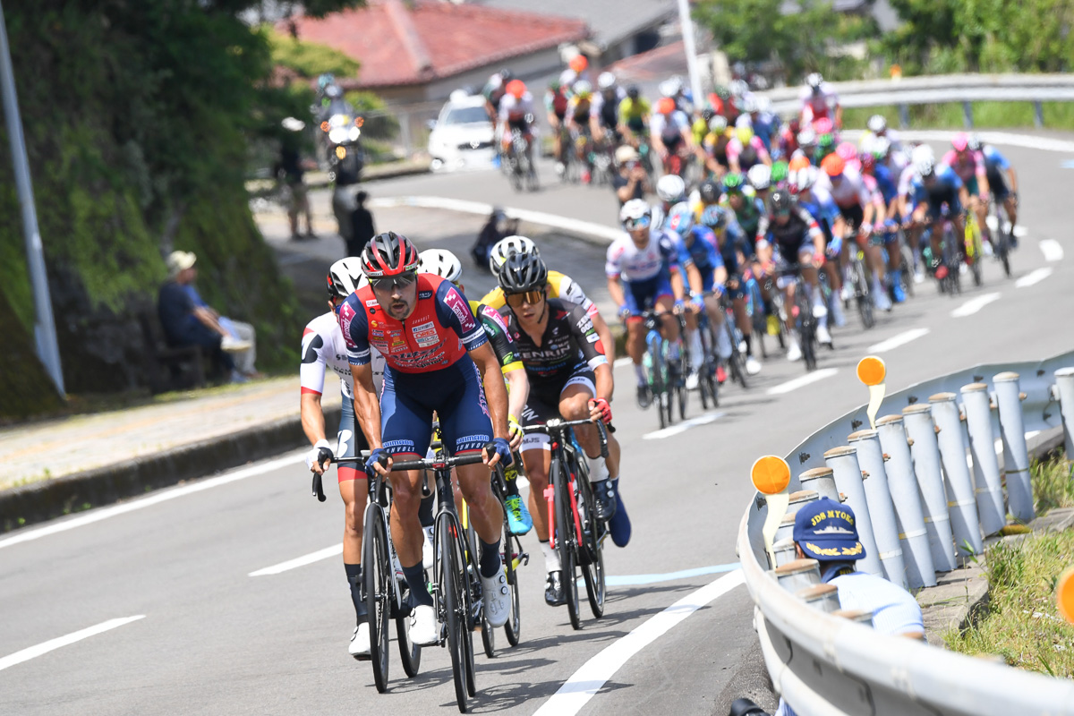 リアルスタート直後からのアタック合戦 阿部嵩之(宇都宮ブリッツェン)が飛び出す