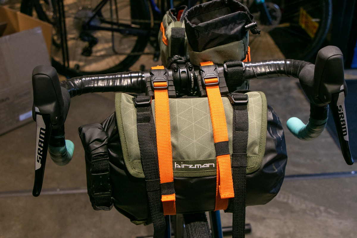 IPX5相当の防水スタッフバッグとホルダーから構成されるPACKMAN HANDLEBAR PACK。衣類などを入れるにはもってこい