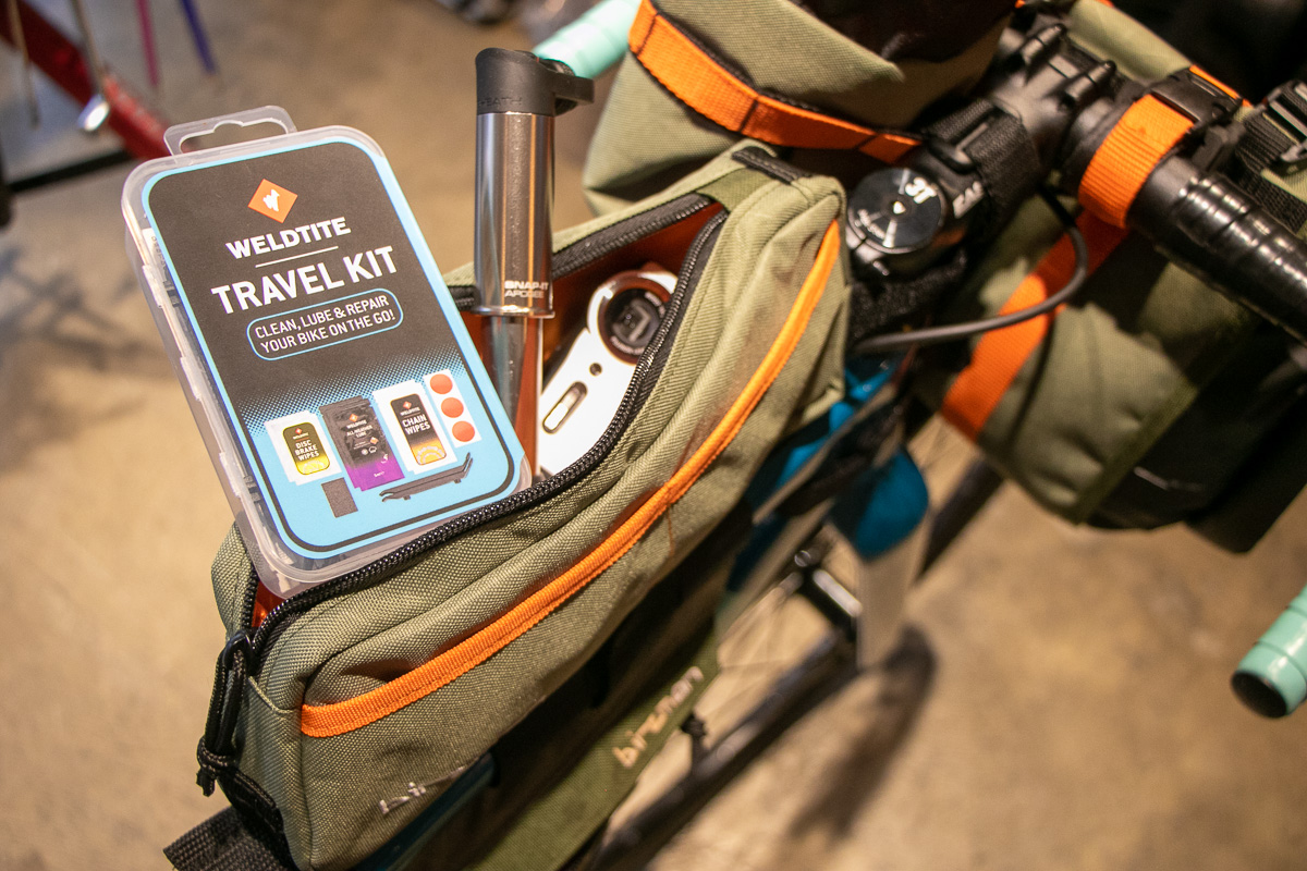 小さめに見えるが0.8Lの容量を誇るPackman Travel Top Tube Pack