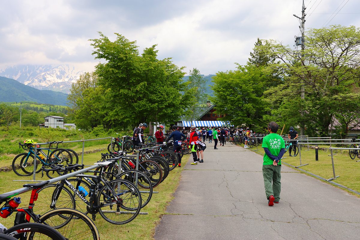 多くのバイクラックが用意されていた