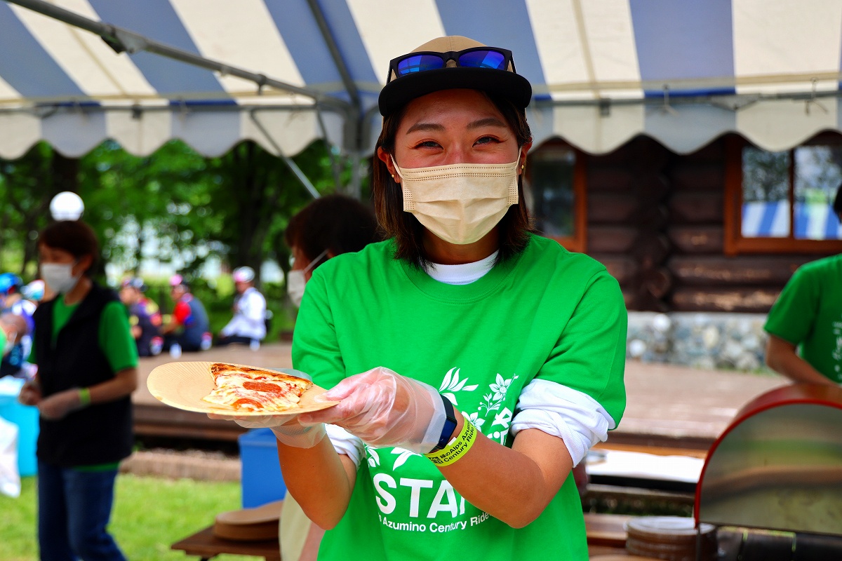 石窯で焼いたばかりの熱々のピザ