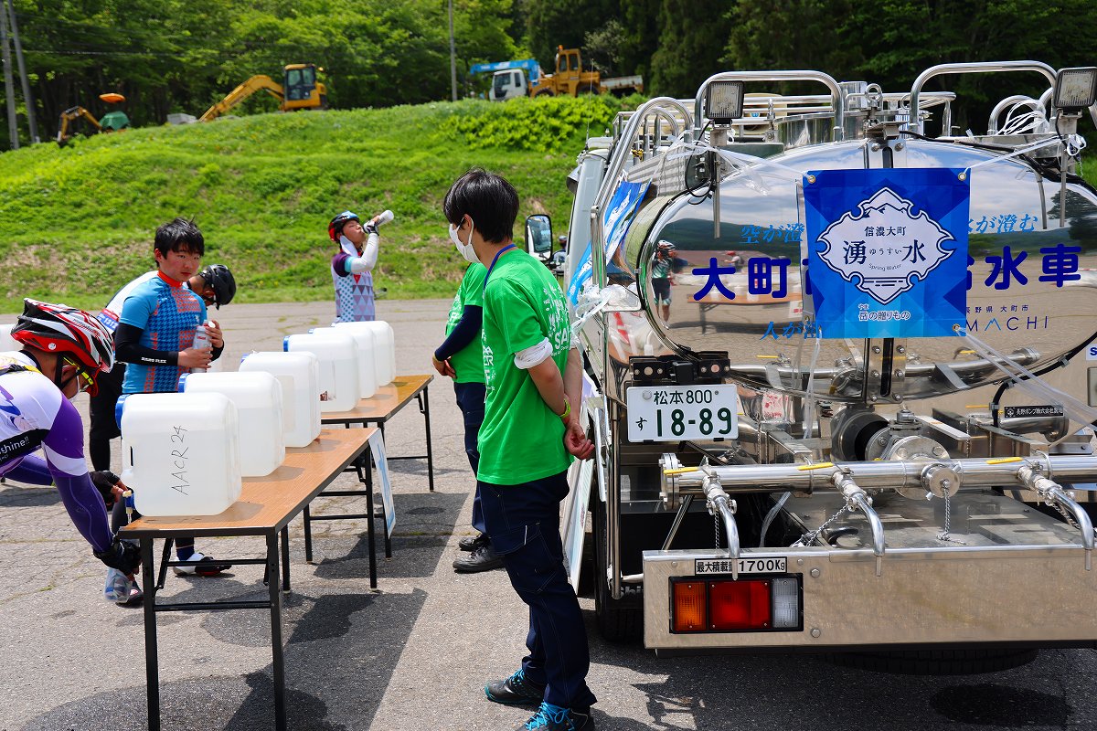 大町の湧水を積んだ給水車が待っていた